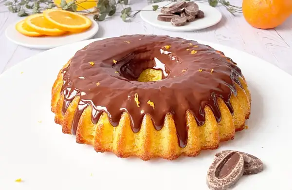 Un délicieux gâteau arabe orange, nappé de chocolat fondant et parsemé de zestes d'orange. Un délice pour les yeux et les papilles !
