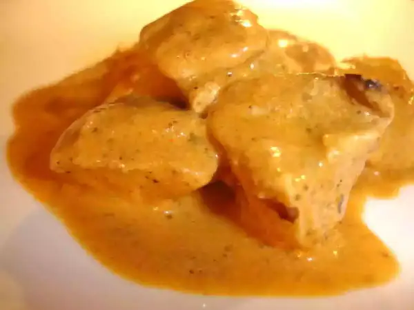Délicieux poulet tikka massala crémeux et épicé, baignant dans une sauce onctueuse. Un plat réconfortant et savoureux.